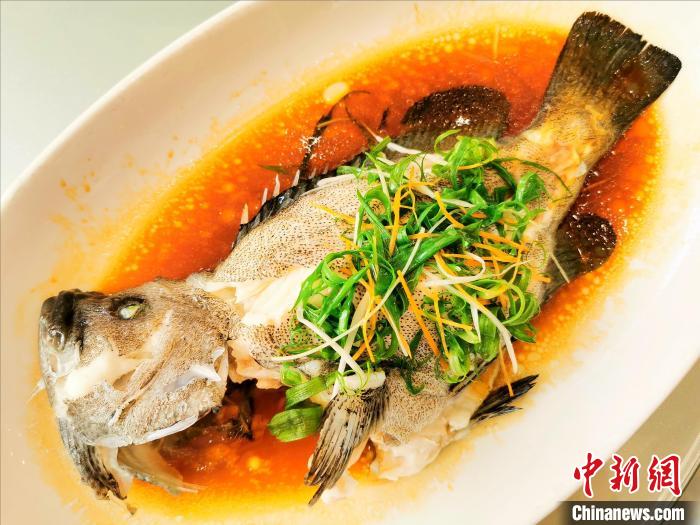 開年飯吃清蒸海魚，寓意著“年年有余”?！±顣源?攝