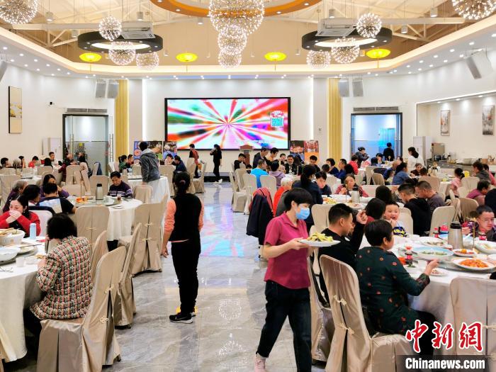 正月初二，臺山臺城大部分的食肆人氣火爆，食客接踵而至?！±顣源?攝