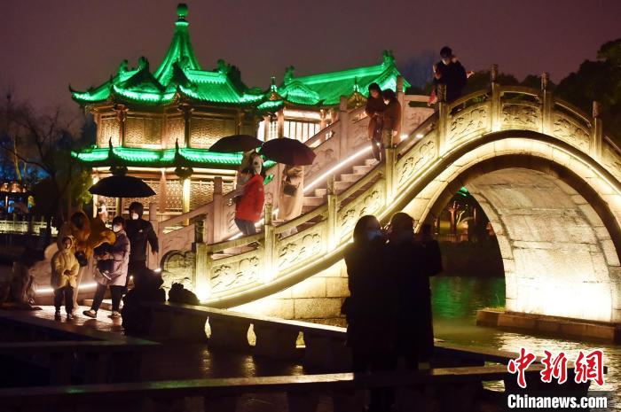 低溫雨雪難擋民眾出行熱情，瘦西湖夜游人氣不減?！∏f文斌 攝