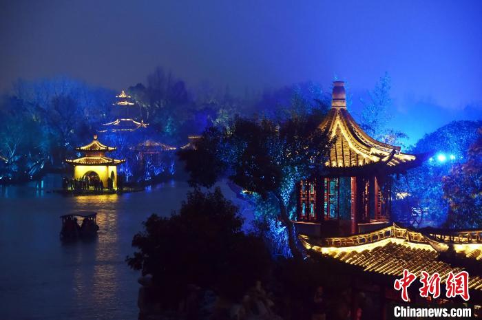 迷人的揚(yáng)州夜，為八方游客呈獻(xiàn)一場精彩的夜游“視覺盛宴”，令人陶醉其中，流連忘返?！∏f文斌 攝