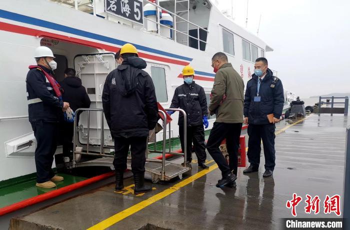 海事人護(hù)航春節(jié)海上出行。　受訪者供圖