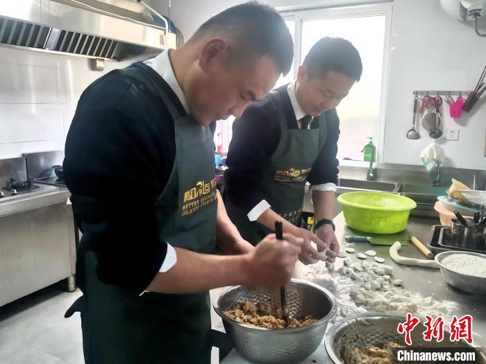 宋炳相和同事一起包餃子?！∈茉L者供圖