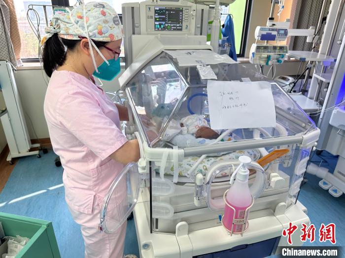 醫(yī)護(hù)人員照護(hù)新生兒?！≈鞎熀?攝