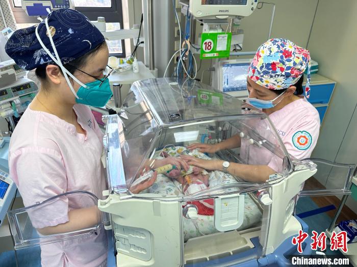 醫(yī)護(hù)人員照護(hù)新生兒?！≈鞎熀?攝