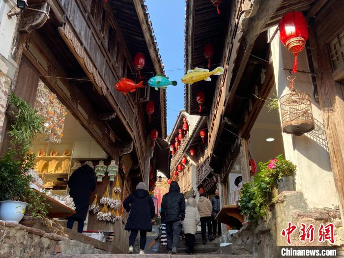 石浦漁港古城一景。　林波 攝