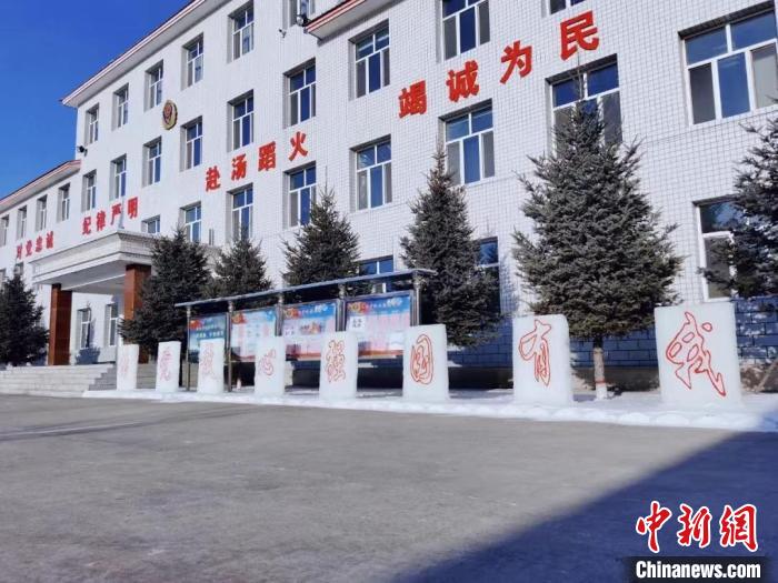 圖為森林消防指戰(zhàn)員制作的冰雕?！∴崕r松 攝