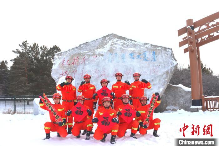 圖為駐守在我國最大樟子松母樹林基地的森林消防指戰(zhàn)員?！⊥醣?攝