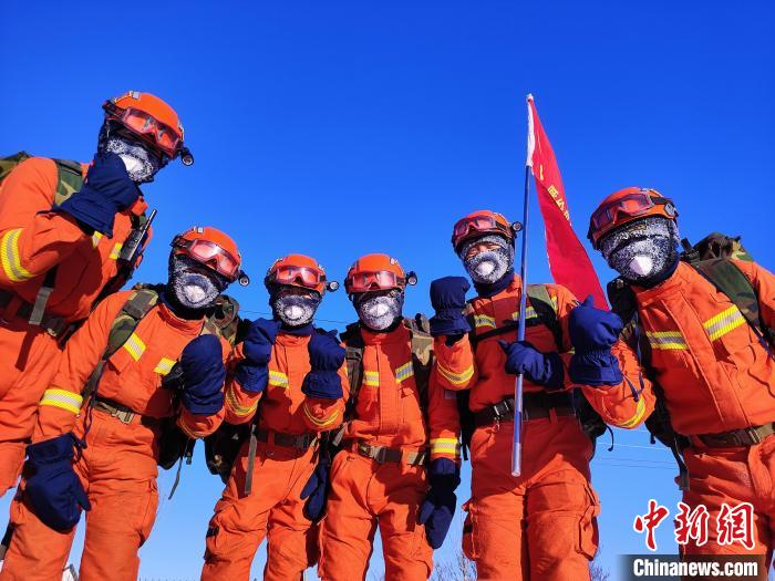 圖為冰霜掛滿森林消防指戰(zhàn)員面罩?！埼凝?攝