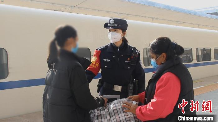 民警助文女士找回女兒。　佛山鐵路公安處 供圖