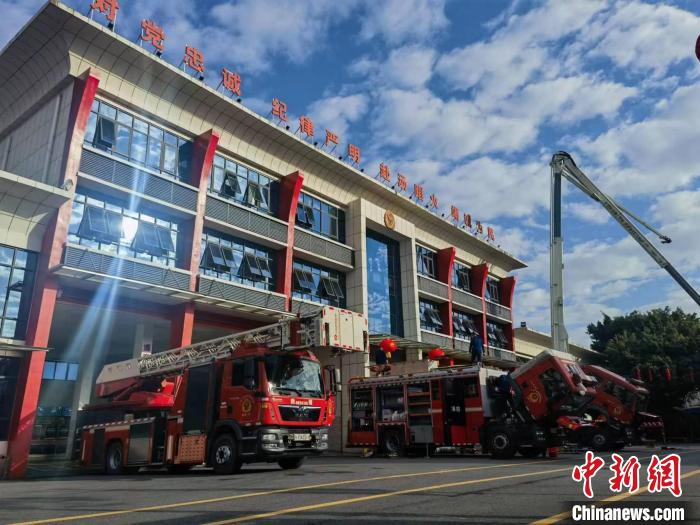 春節(jié)期間，新塘站給消防車做保養(yǎng)?！∪~家成 攝