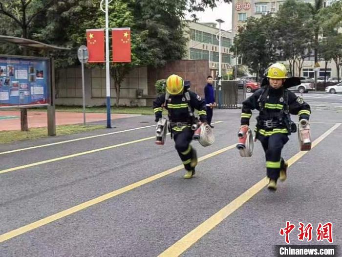 新塘站消防員日常訓(xùn)練。　葉家成 攝