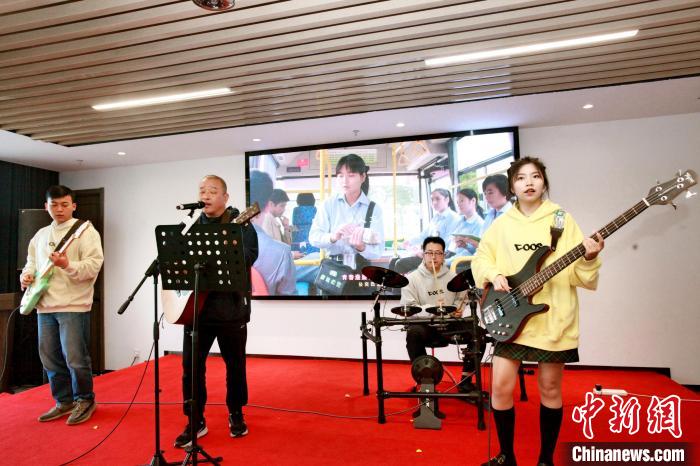 “公交巴士樂(lè)隊(duì)”正在演出(資料圖) 卞洪斌 攝 攝