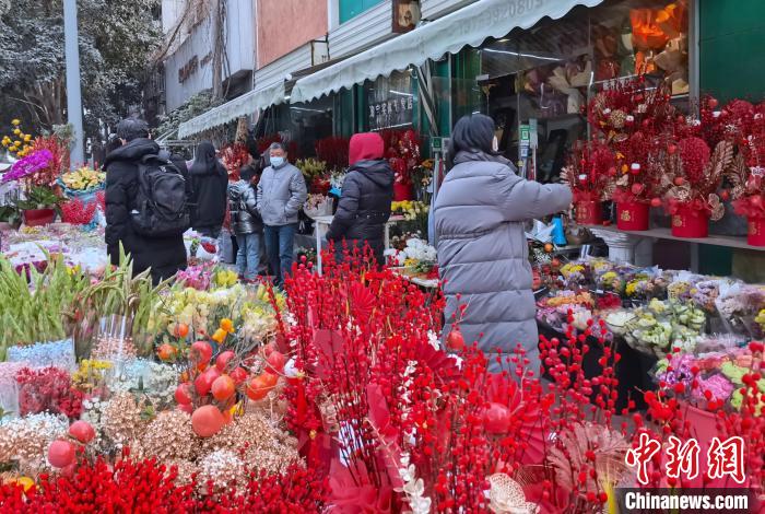 圖為民眾正在采購鮮花?！钣㈢?攝