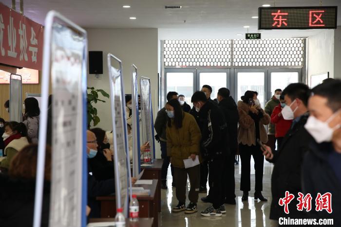 圖為招聘會(huì)現(xiàn)場(chǎng)?！∵|寧省人社廳供圖