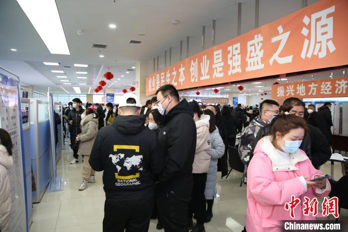 圖為招聘會(huì)現(xiàn)場(chǎng)?！∵|寧省人社廳供圖