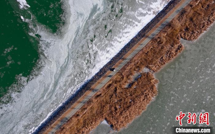 春節(jié)期間，李國忠駕車行駛在湖心路上?！￡惪?攝