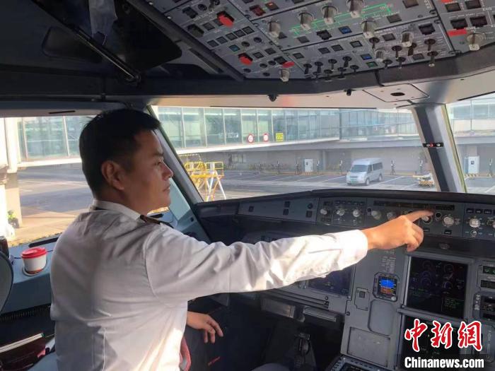 今年36歲的陳兔良，是一位與“兔”有著特殊緣分的機(jī)長。同事們都稱呼他“兔機(jī)長”?！|航江蘇公司供圖