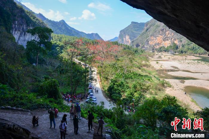 昌江王下鄉(xiāng)皇帝洞洞口風(fēng)光?！×栝?攝