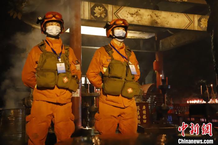 消防救援人員擔(dān)負景區(qū)執(zhí)勤任務(wù)。　陳明杰 攝