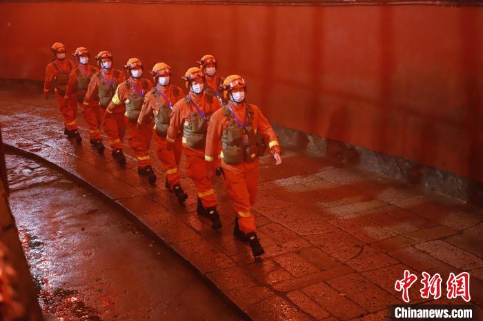 消防救援人員巡邏保萬家燈火。　陳明杰 攝