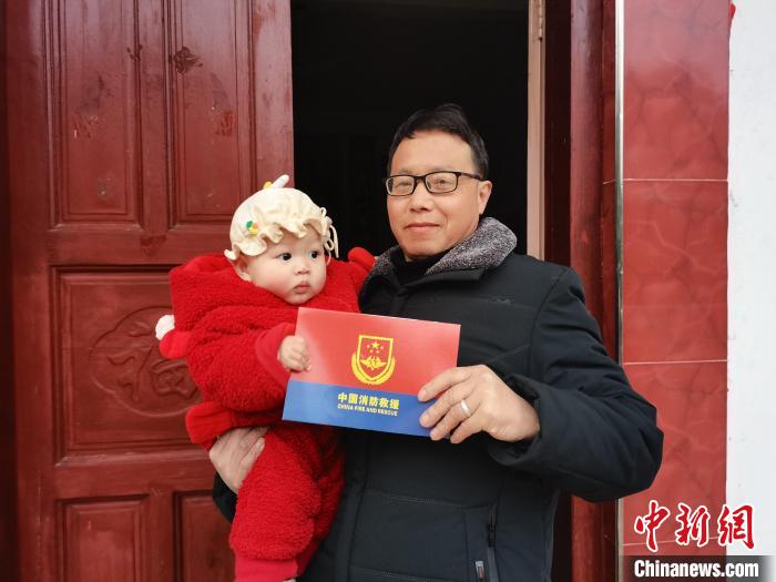 消防救援人員家屬收到新春慰問信?！￡惷鹘?攝