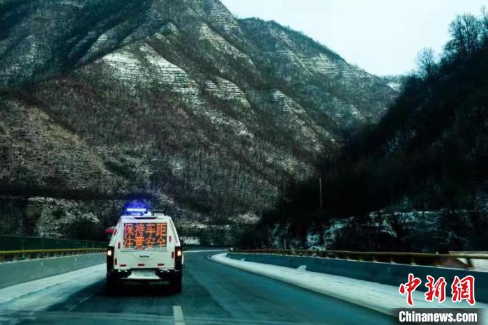 交警駕車巡邏，提醒過往司機(jī)安全駕駛。　寧夏公安廳 供圖