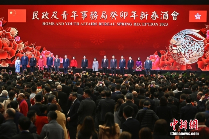 1月27日下午，香港特區(qū)政府民政及青年事務(wù)局舉辦癸卯年新春酒會(huì)，與香港各區(qū)青年同賀新春。圖為香港特區(qū)行政長(zhǎng)官李家超(右八)等出席新春酒會(huì)。 <a target='_blank' href='/'>中新社</a>記者 李志華 攝