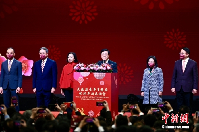 1月27日下午，香港特區(qū)政府民政及青年事務(wù)局舉辦癸卯年新春酒會(huì)，與香港各區(qū)青年同賀新春。圖為香港特區(qū)行政長(zhǎng)官李家超(右三)致辭。 <a target='_blank' href='/'>中新社</a>記者 李志華 攝