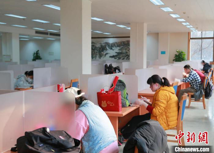 眾多學(xué)生、上班族利用假期空閑時(shí)間到山東省圖書館充電學(xué)習(xí)?！∪A天舒 攝