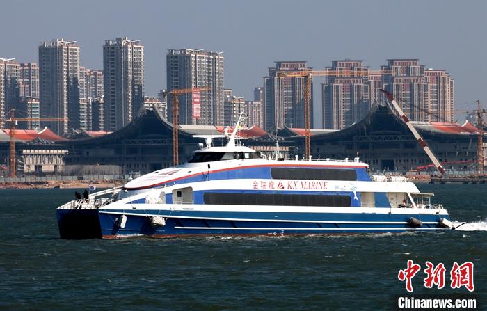 1月7日，廈金客運(yùn)航線恢復(fù)通航的首航航班從廈門五通客運(yùn)碼頭駛向金門。 中新社發(fā) 鐘欣 攝.jpg