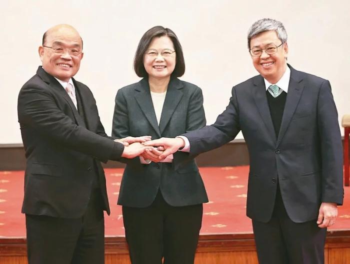 蔡英文(中)與蘇貞昌(左)及陳建仁合影。圖片來(lái)源：臺(tái)灣聯(lián)合新聞網(wǎng) 潘俊宏 攝.jpg