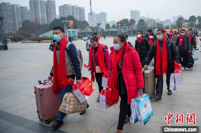 2月1日上午，務工人員在鐵路成都東站排隊進站?！⒅铱?攝