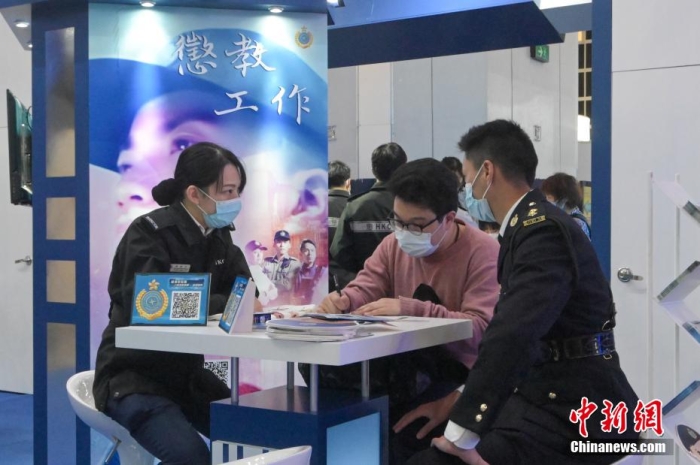 香港懲教署設(shè)展位向市民介紹其工作。 陳永諾 攝