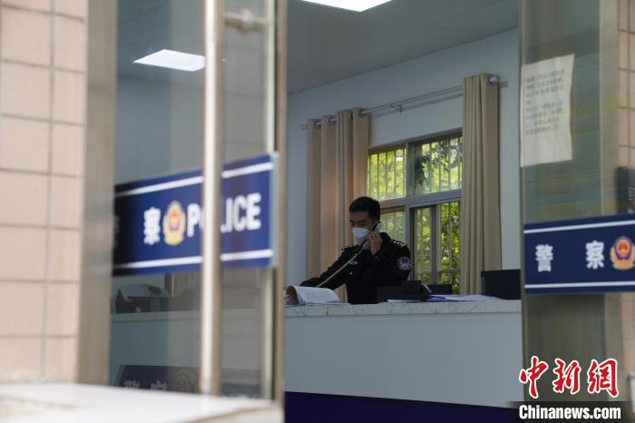 圖為南寧鐵路公安處南寧乘警支隊(duì)綜合調(diào)度室?！⊥鯓s鑫 攝