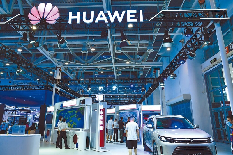 美中科技戰(zhàn)越打越烈，傳拜登政府將擴(kuò)大對(duì)中國科技業(yè)的圍堵力度。圖為廈門第二十二屆中國國際投資貿(mào)易洽談會(huì)華為展館。（中新社）