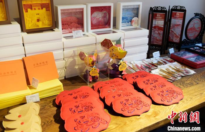 圖為剪紙衍生品。　王嬌妮 攝