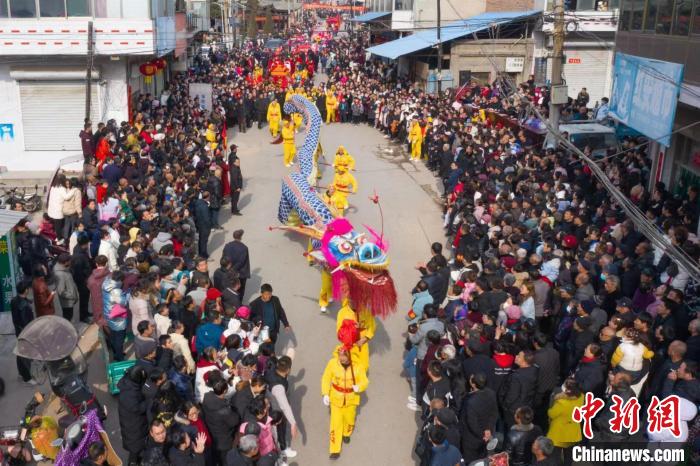 一場(chǎng)舞龍表演在歡呼喝彩聲中掀起高潮?！∥淇〗?攝