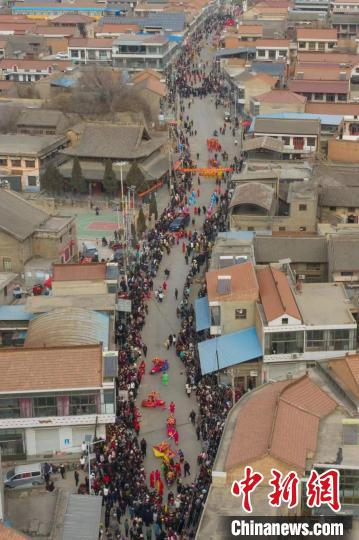 泉掌村鑼鼓喧天，人潮涌動(dòng)，展演的隊(duì)伍填滿街巷。　武俊杰 攝