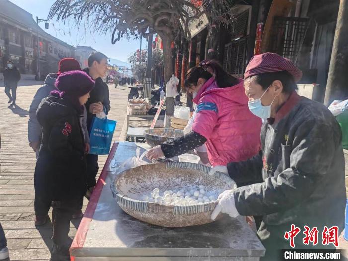 晉商故里手藝人手工“滾”元宵30余載傳承地道年味