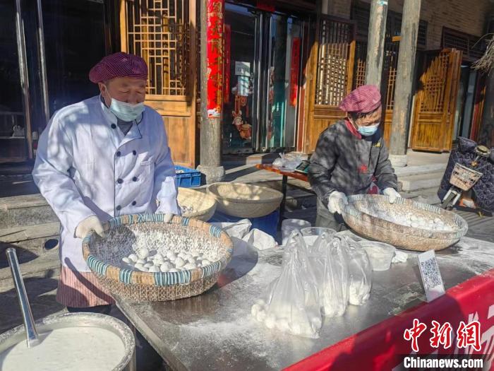 傳統(tǒng)的制法，地道的口味，手工元宵現(xiàn)做現(xiàn)賣，口感新鮮，為民眾的年味增加甜蜜?！№n俊媛 攝