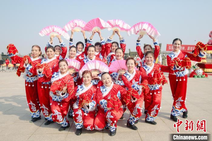 圖為活動現(xiàn)場的秧歌隊?！∷屋x 攝