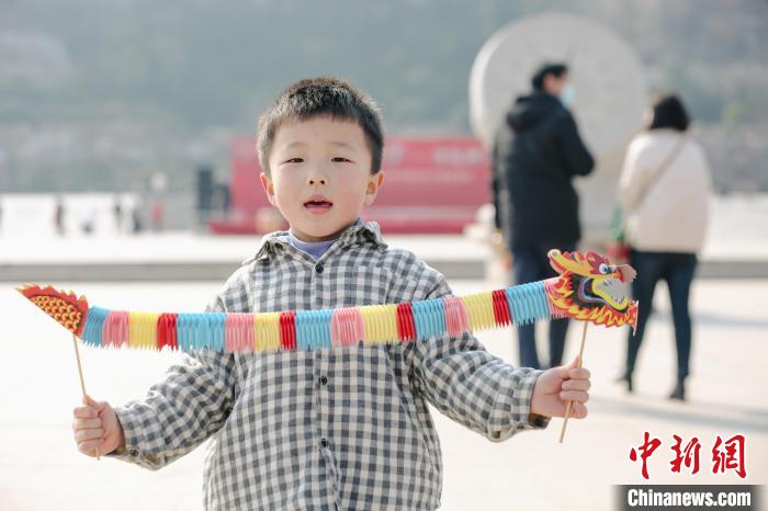 圖為活動現(xiàn)場手持“紙龍”的小朋友?！∷屋x 攝