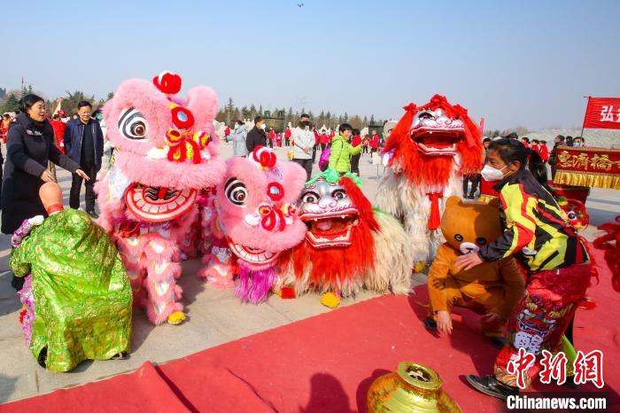 圖為活動現(xiàn)場的舞獅隊?！∷屋x 攝