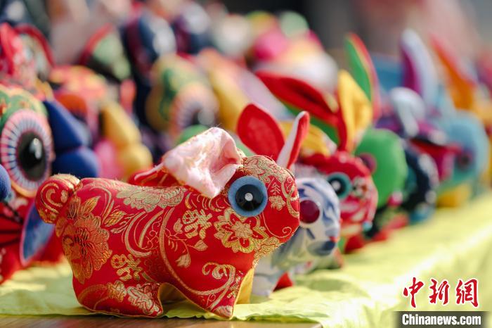 圖為活動現(xiàn)場的非遺展示作品?！∷屋x 攝