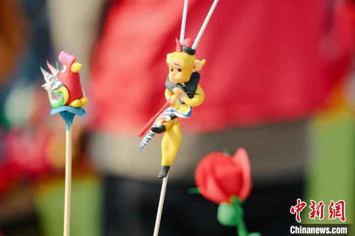 圖為活動現(xiàn)場的非遺展示作品?！∷屋x 攝