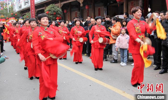 腰鼓秧歌表演?！?魏慧玲 攝