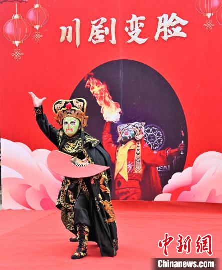 川劇變臉。　 周桂婷 攝