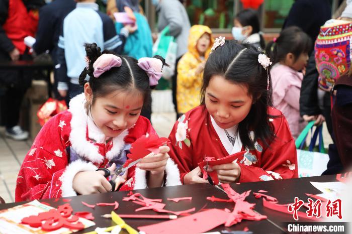 小朋友在剪窗花?！↑S曉君 攝