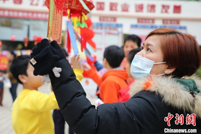 社區(qū)居民一起猜燈謎。　黃曉君 攝