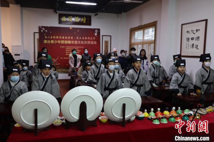 漳臺青少年們認真聆聽剪瓷雕歷史文化背景。　福建省古厝文化研究會供圖